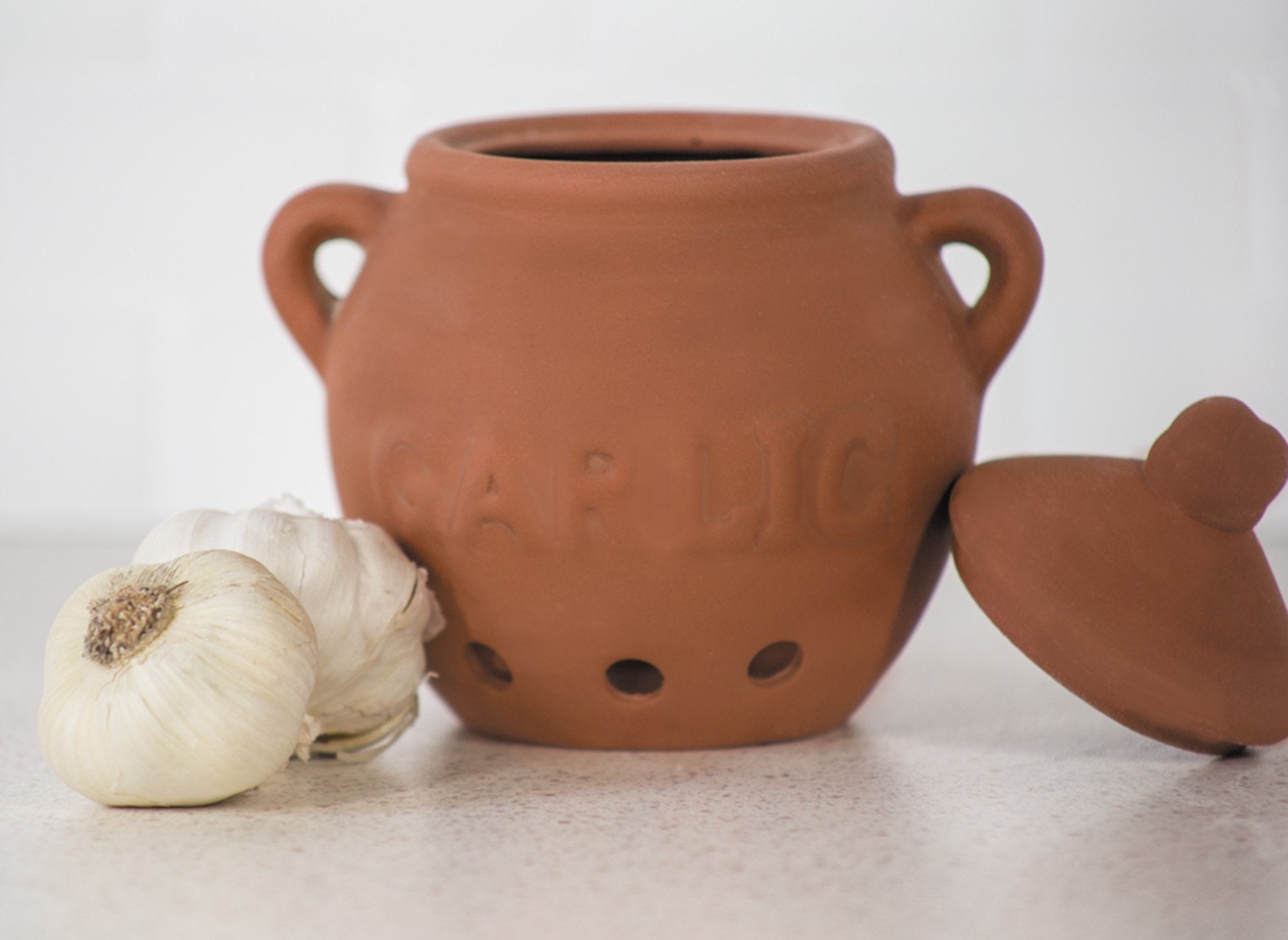 Fox Run Porta Ajos Terracota Rojo, uso en la cocina para guardar ajos pequeños y medianos.