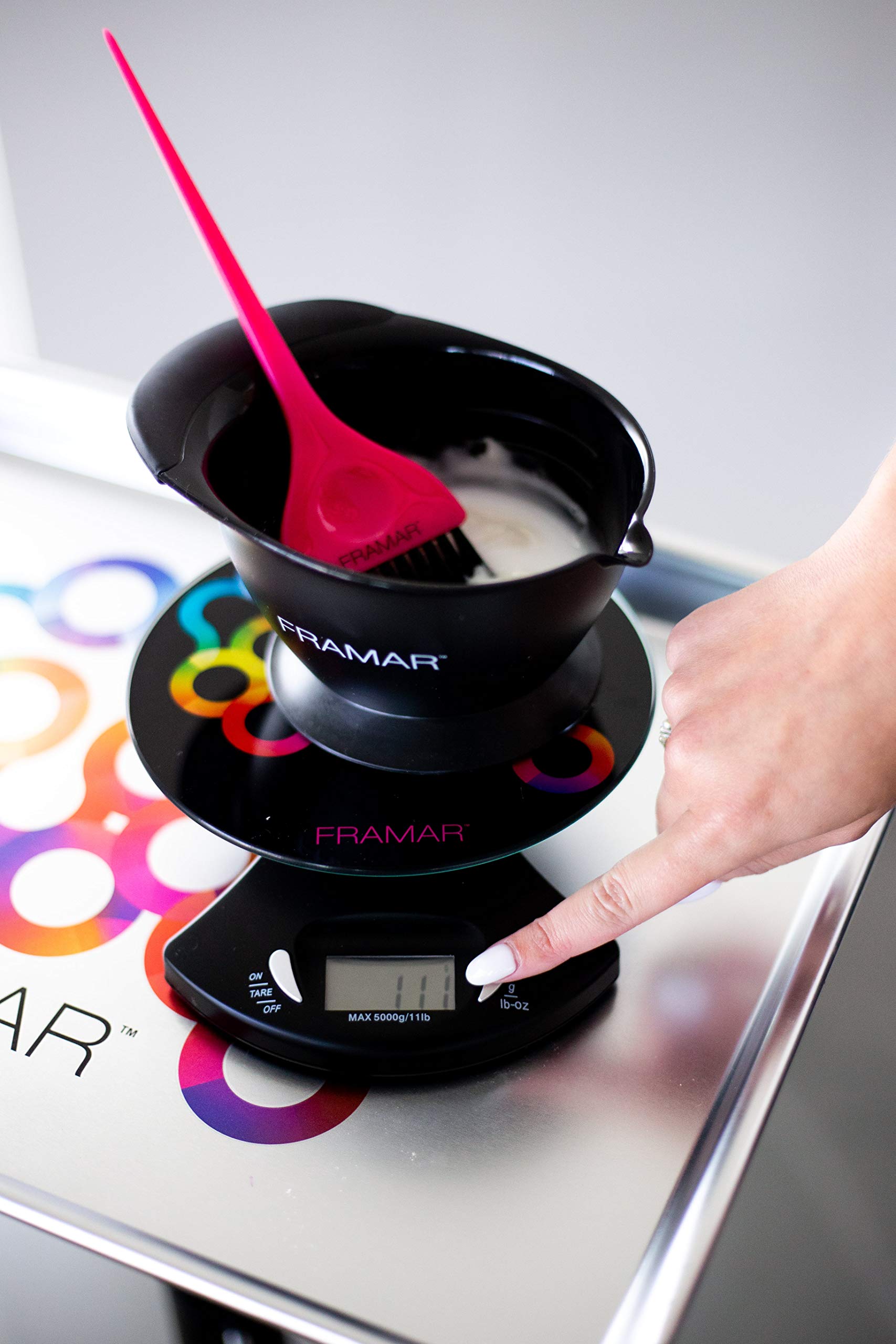 FRAMAR Escala portátil y delgada para almacenamiento compacto.