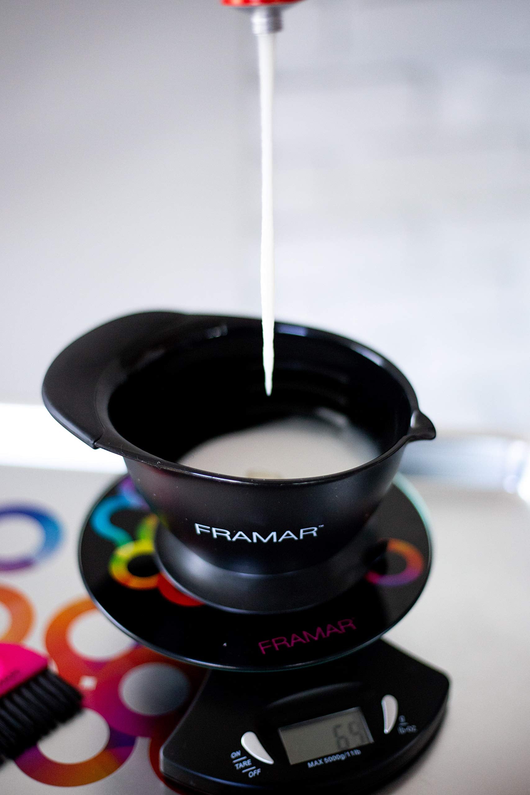 FRAMAR Escala con tara automática facilita medir pigmentos con precisión.