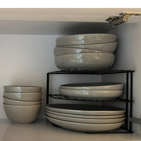 Frcctre acabado negro elegante combina con decoración de cocina.