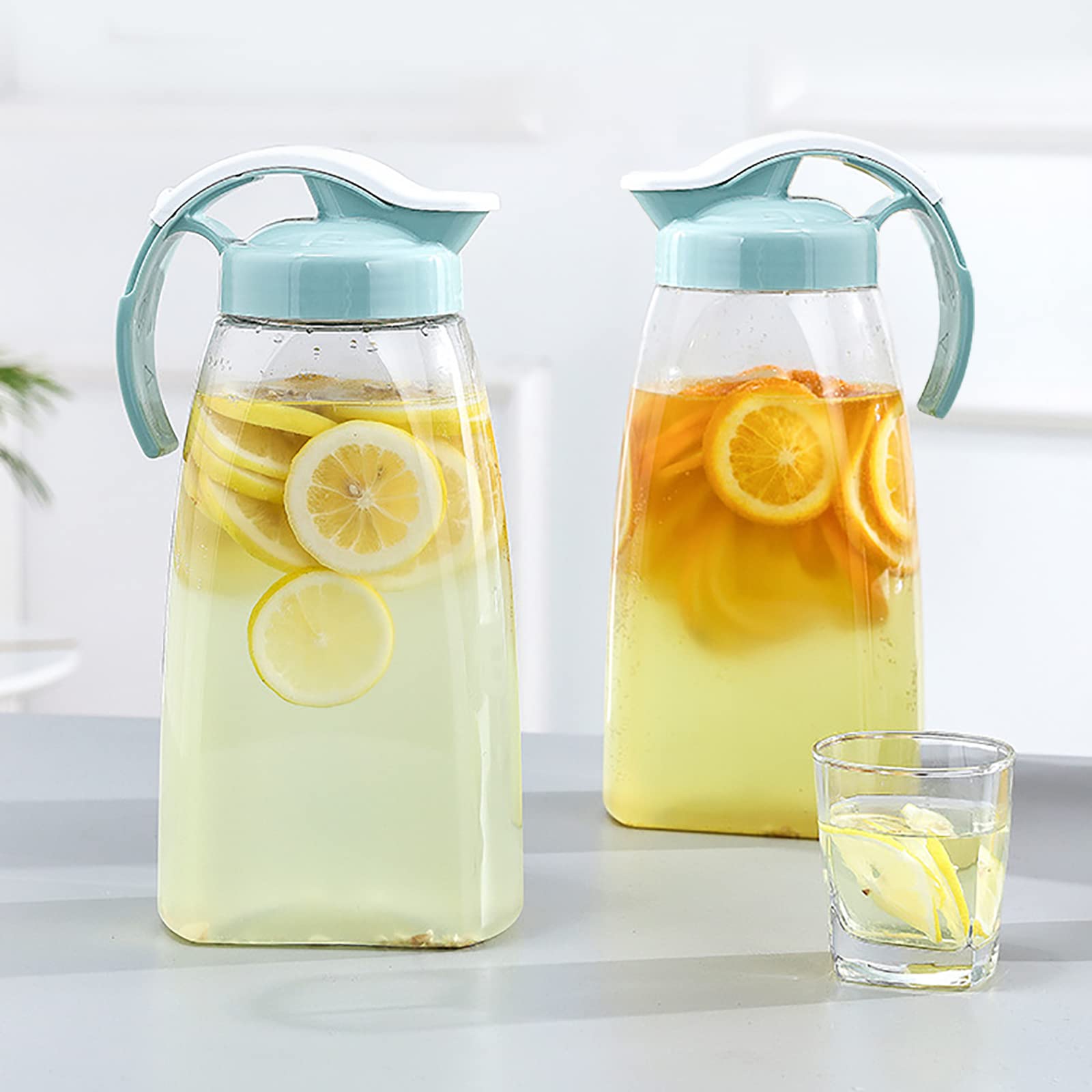 Frcctre jarras-agua-74oz diseño compacto para almacenamiento en refrigerador.