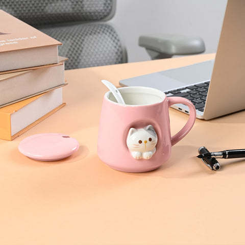 FrutPunch taza cerámica en mano, experiencia cómoda y agradable al beber.