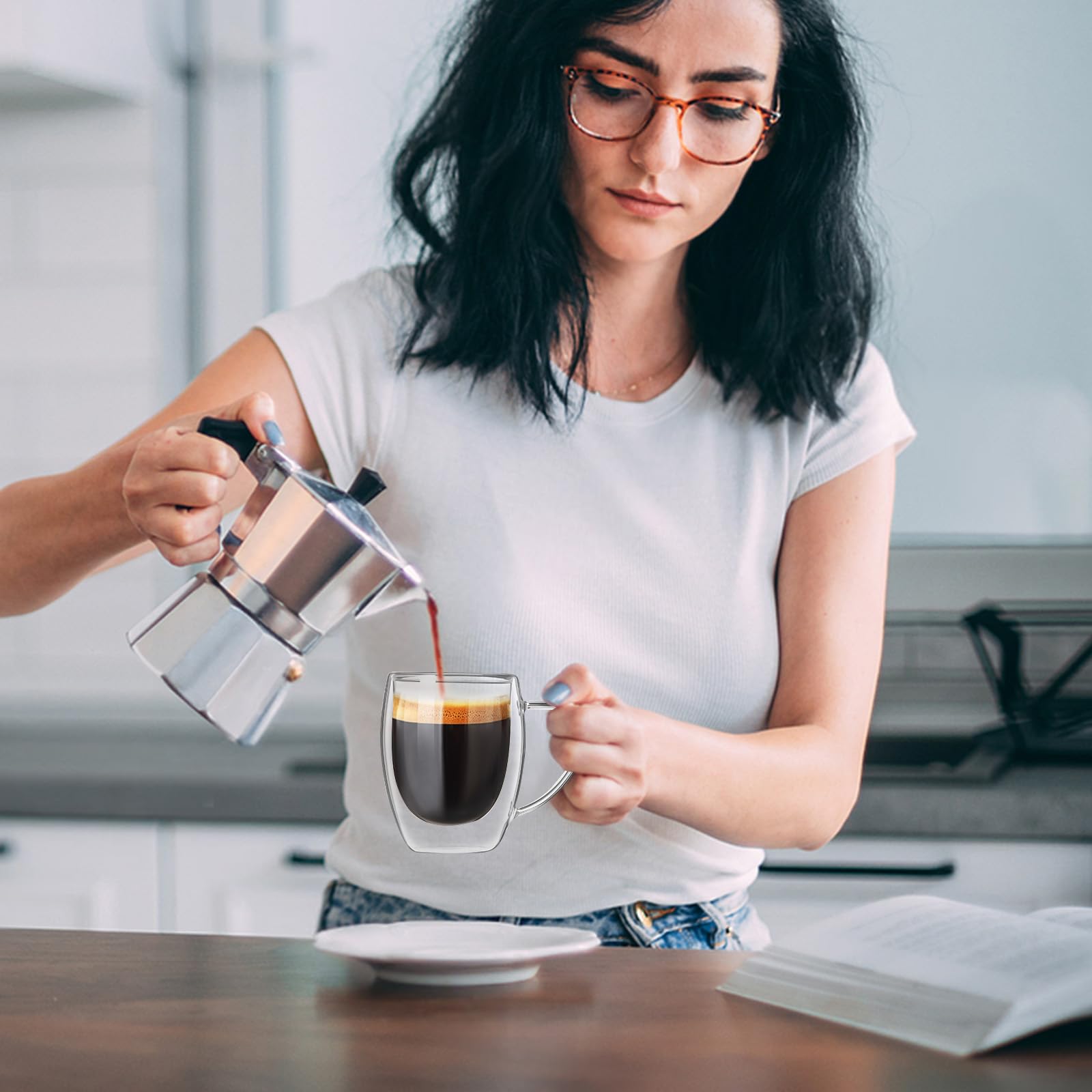FrutPunch taza cristal en mesa elegante, regalo perfecto para amantes del café