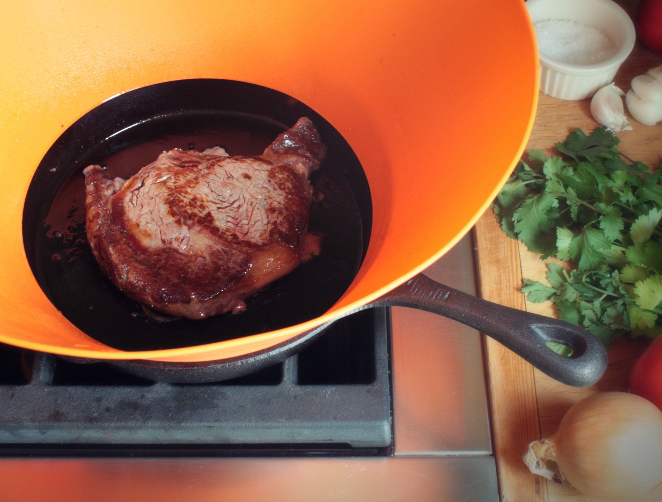 Frywall silicona libre de BPA resiste hasta 450°F para uso seguro.