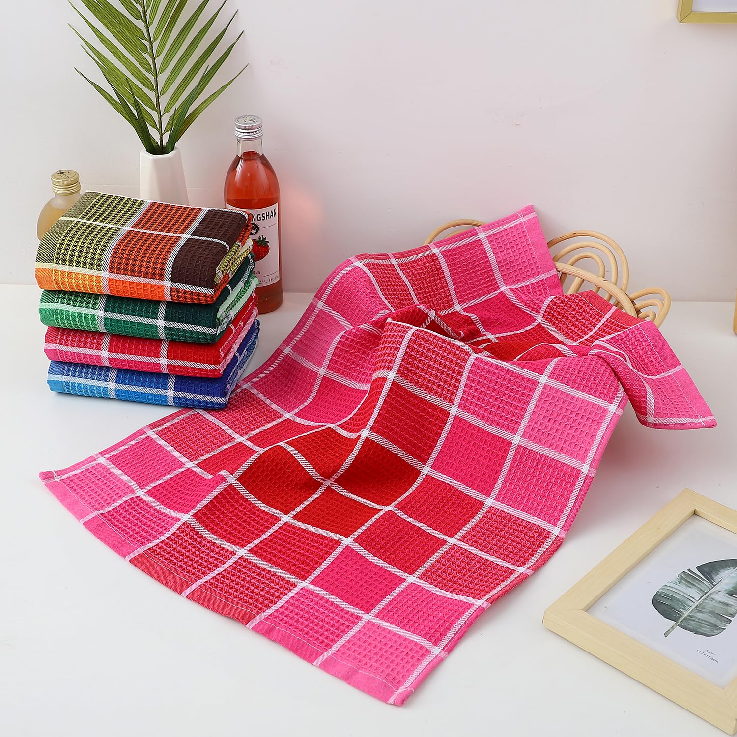 Toallas Fucibt colgadas en percha, aspecto decorativo y útil