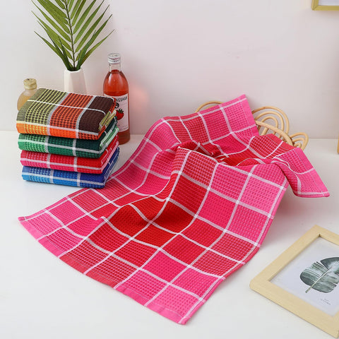 Toallas Fucibt colgadas en percha, aspecto decorativo y útil