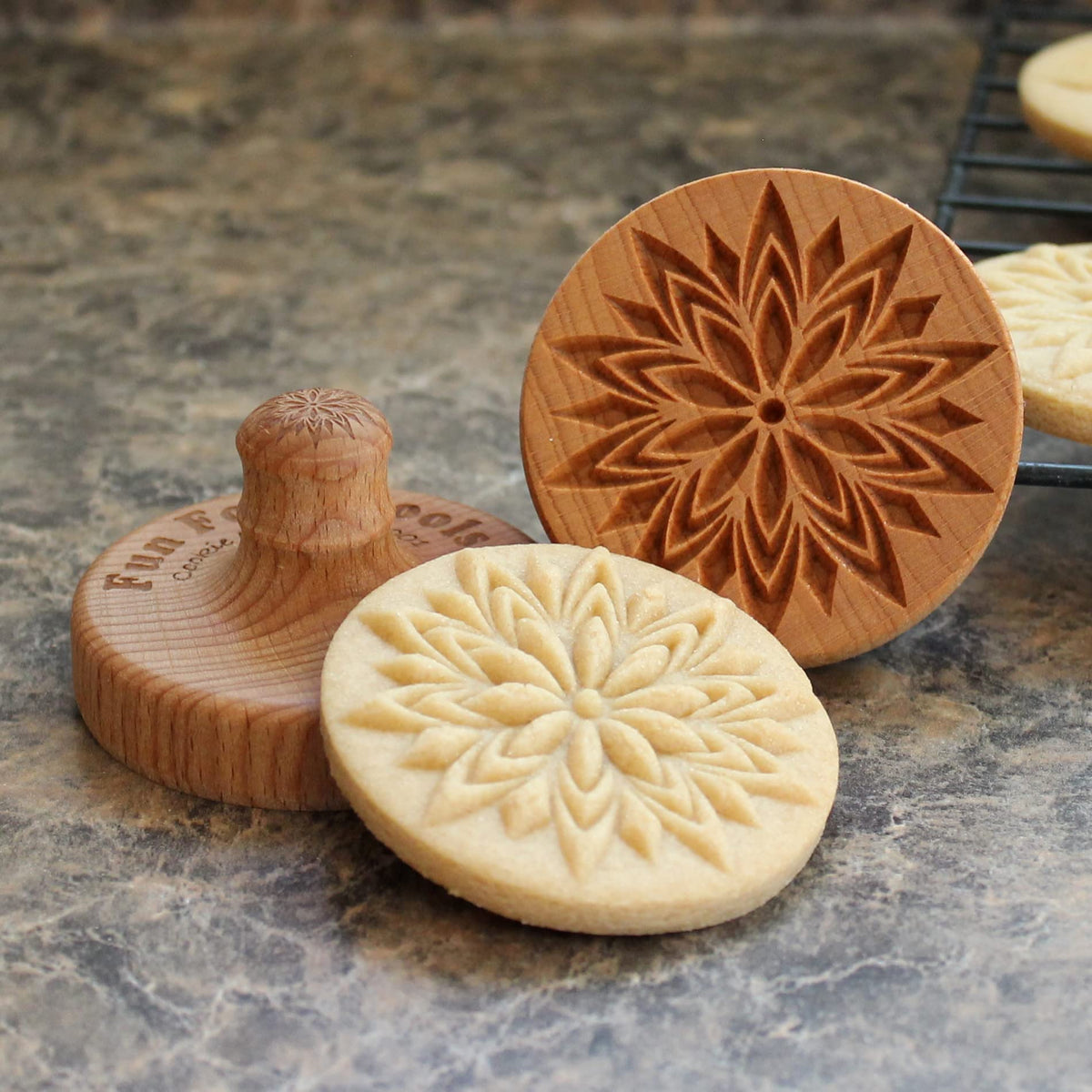 El timbre de galleta Fun Food Tools muestra el diseño Lotus para una decoración precisa.