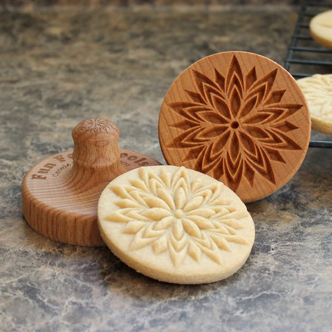 El timbre de galleta Fun Food Tools muestra el diseño Lotus para una decoración precisa.