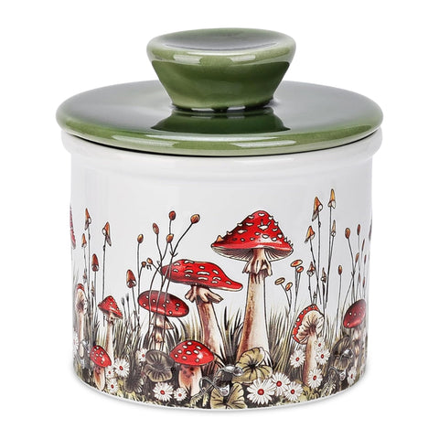 Mantequilla suave y lista para untar con Fungi Fun Mushroom Butter Crock en la encimera.
