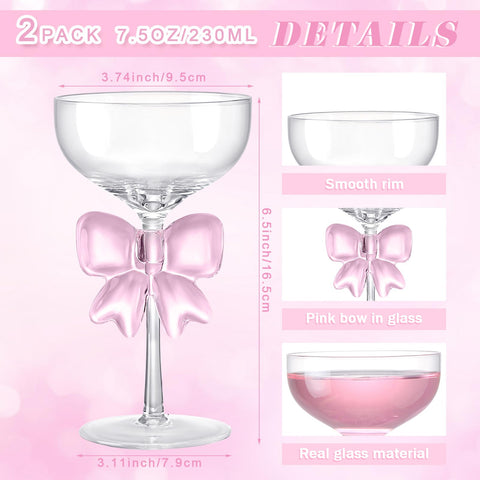 Diseño de cristal claro y lazo rosa que destaca en la mesa.