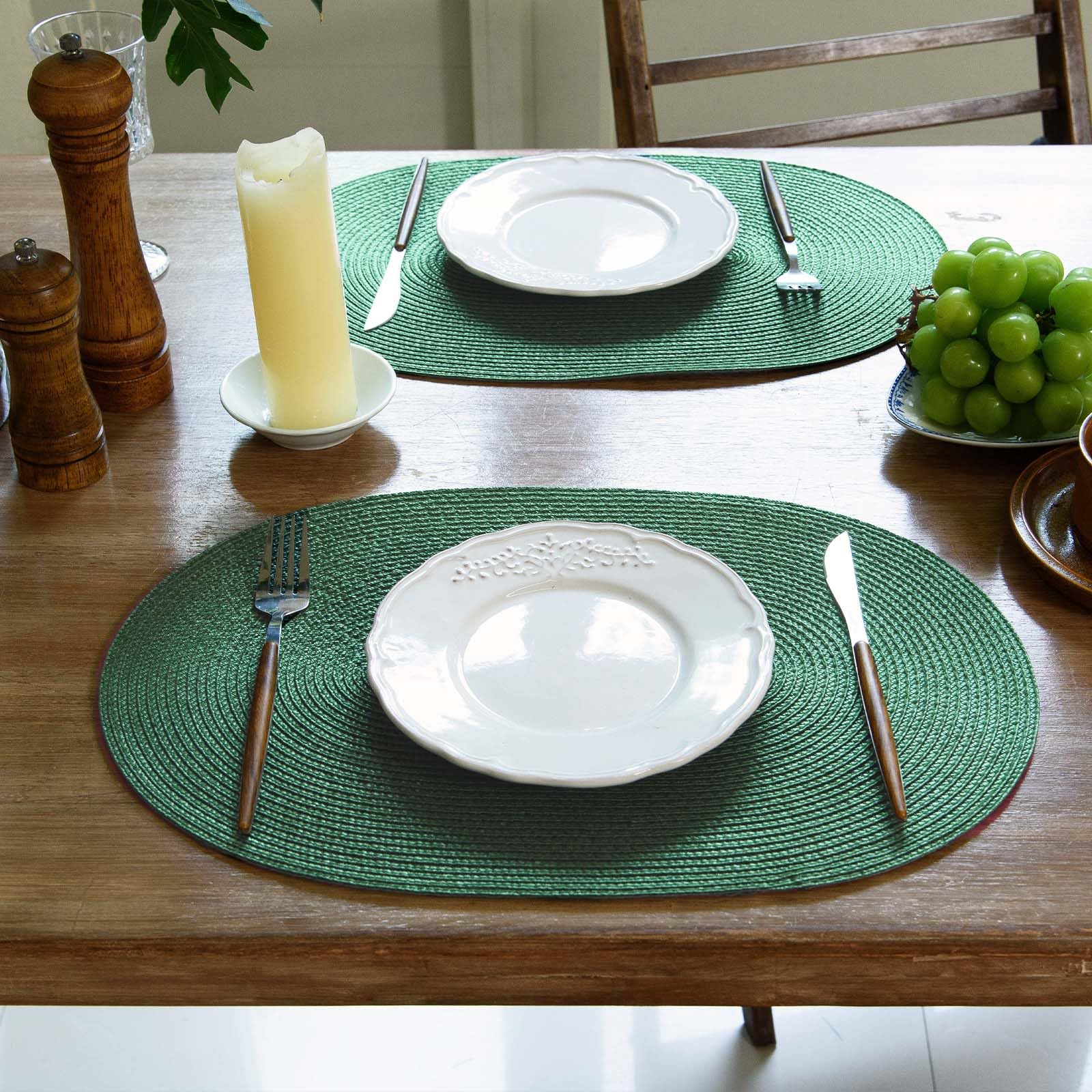 Uso exterior con mantel ovalado FunWheat, fácil limpieza tras comidas.