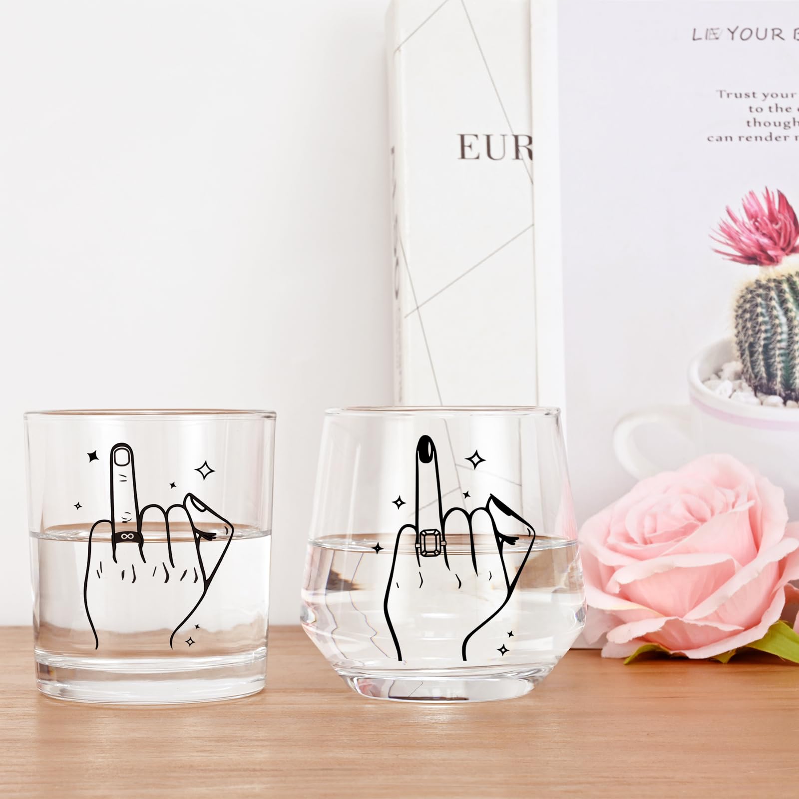Brindis en mesa con copas Futtumy, diseño elegante