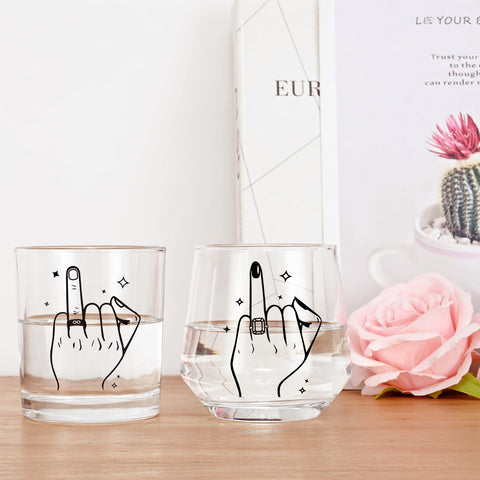 Brindis en mesa con copas Futtumy, diseño elegante