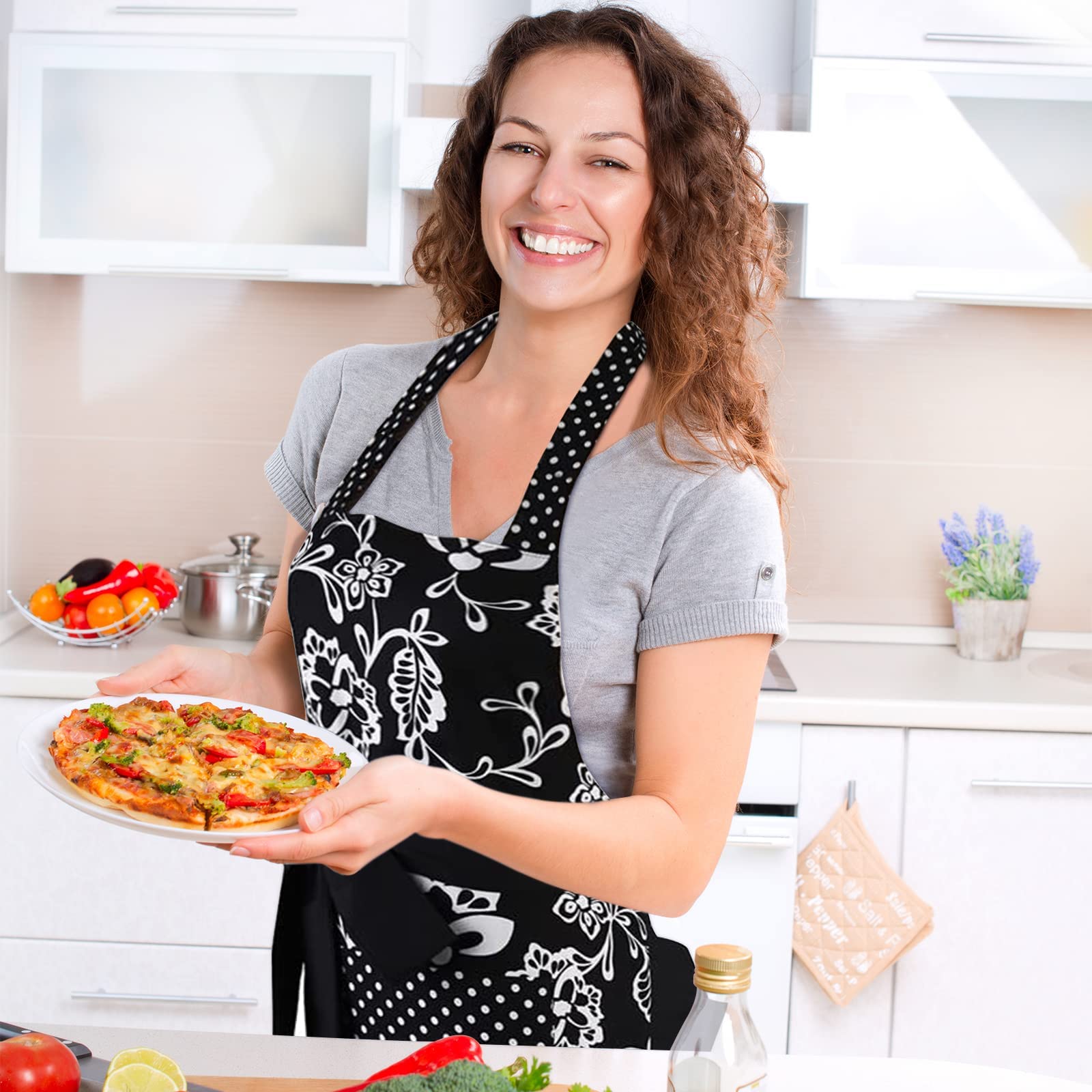 Delantal g2plus protege la ropa manteniendo limpieza durante la cocina.
