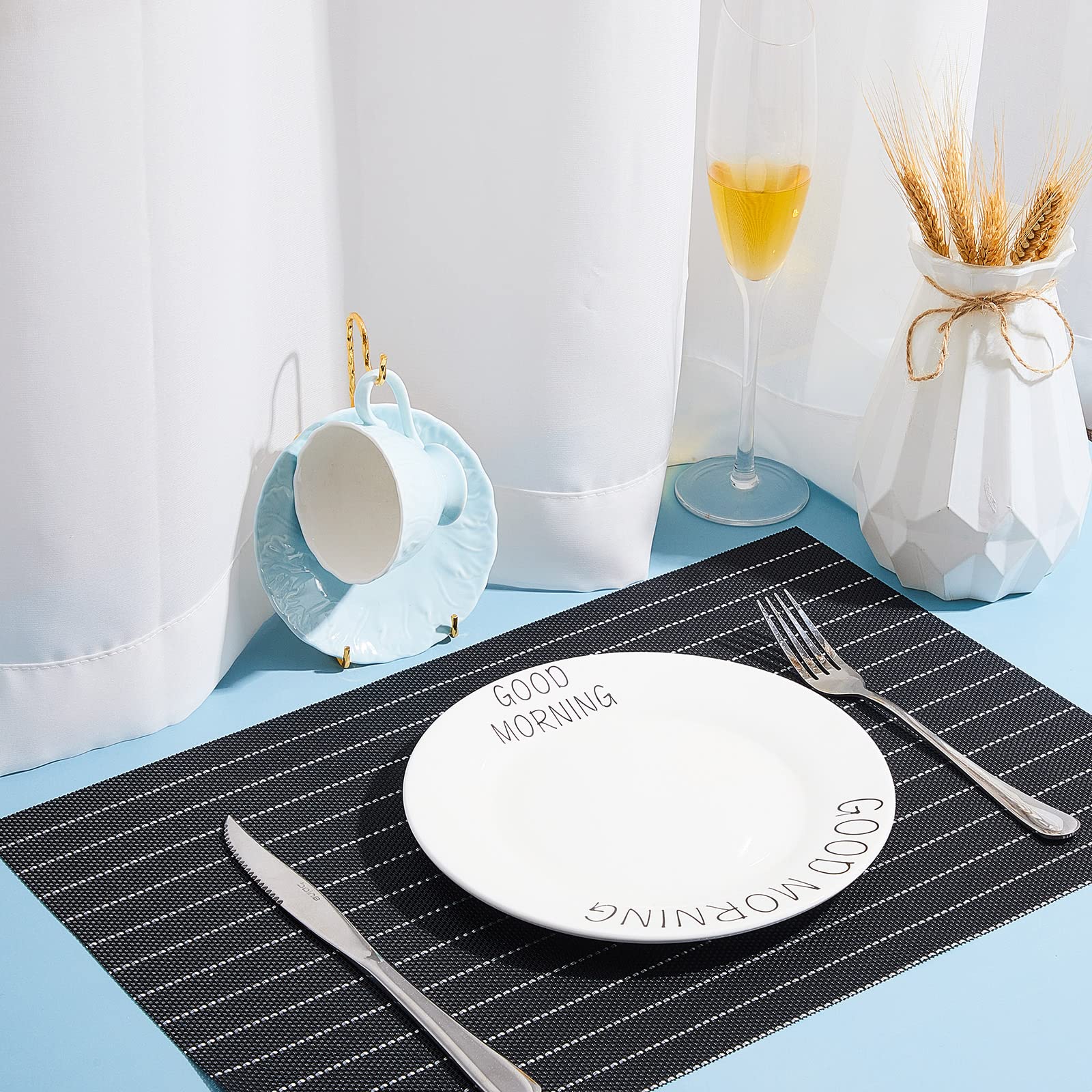 Gandeer escena de cocina elegante con tazas y platillos, rosado espiral