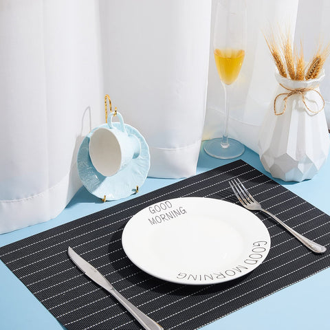 Gandeer escena de cocina elegante con tazas y platillos, rosado espiral