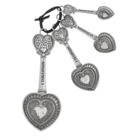 Cucharas medidoras Ganz ER48885 con corazones en zinc, listas para medir ingredientes.