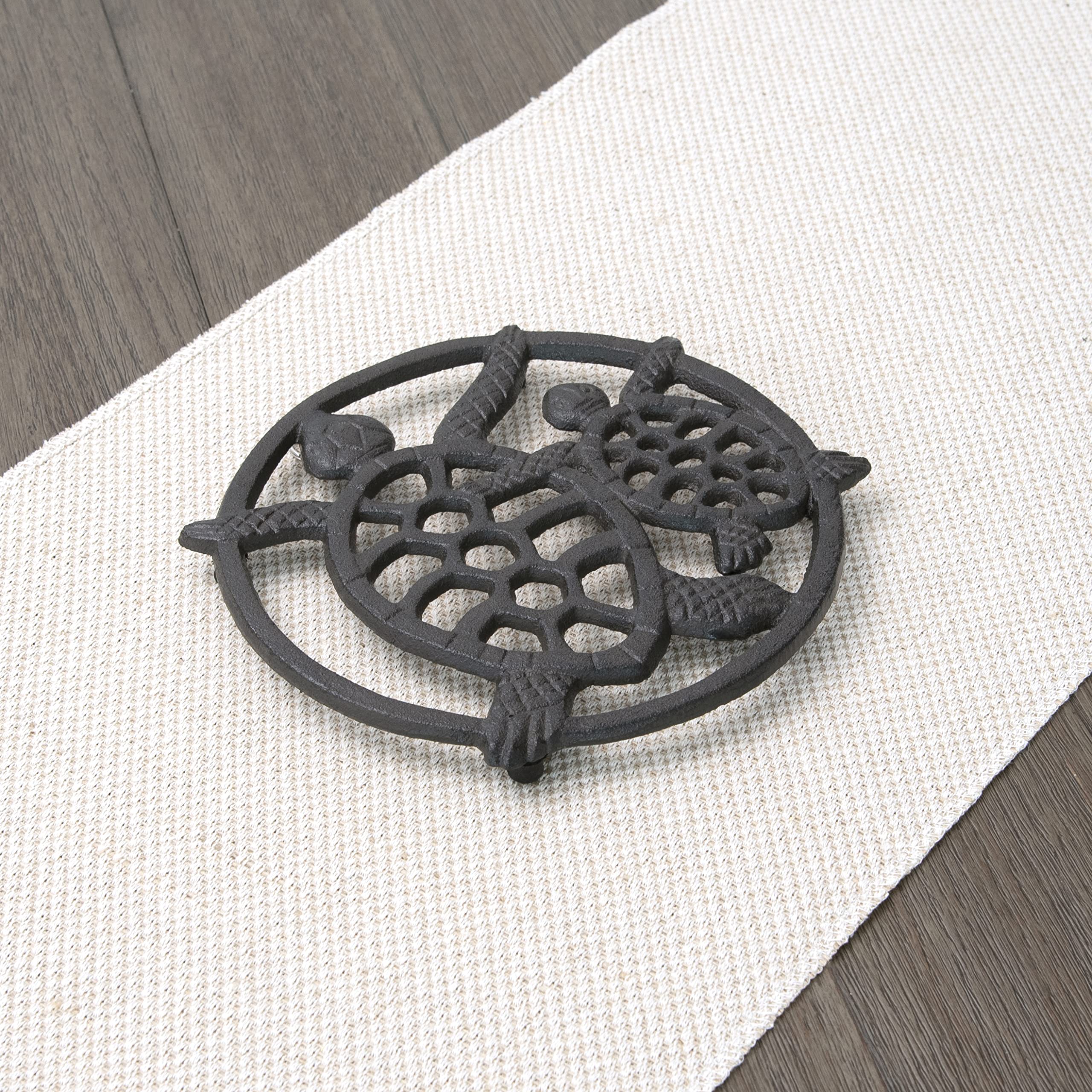 El trivet mantiene 0.75 pulgadas de altura para separación térmica segura.