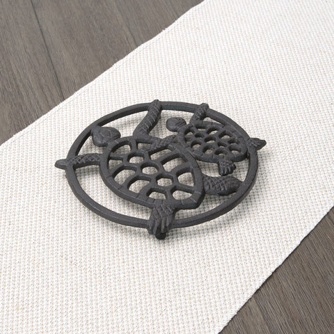El trivet mantiene 0.75 pulgadas de altura para separación térmica segura.