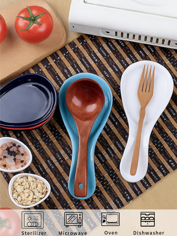 Reposacucharas en mesa con utensilios, evitando goteos y desorden.