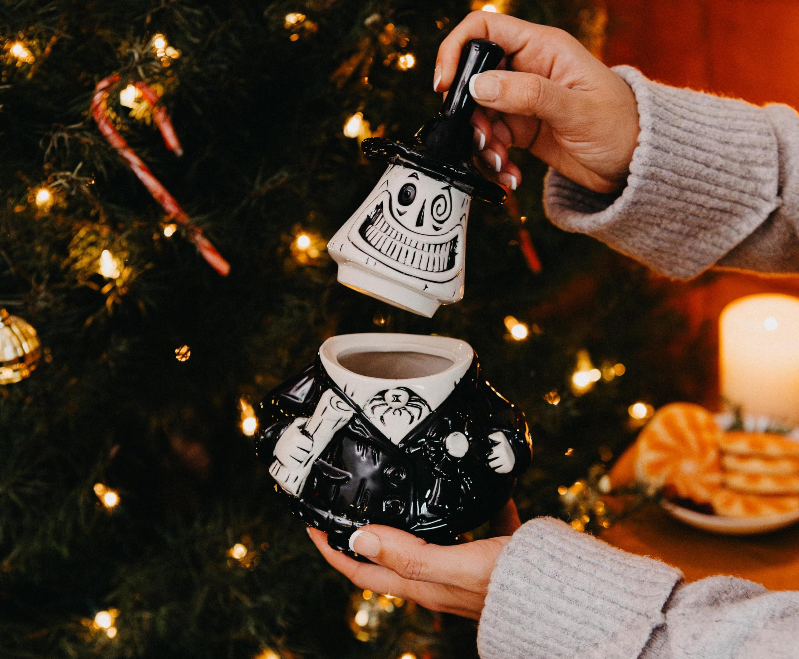 Geeki Tikis Corbatín Viuda Negra en taza.