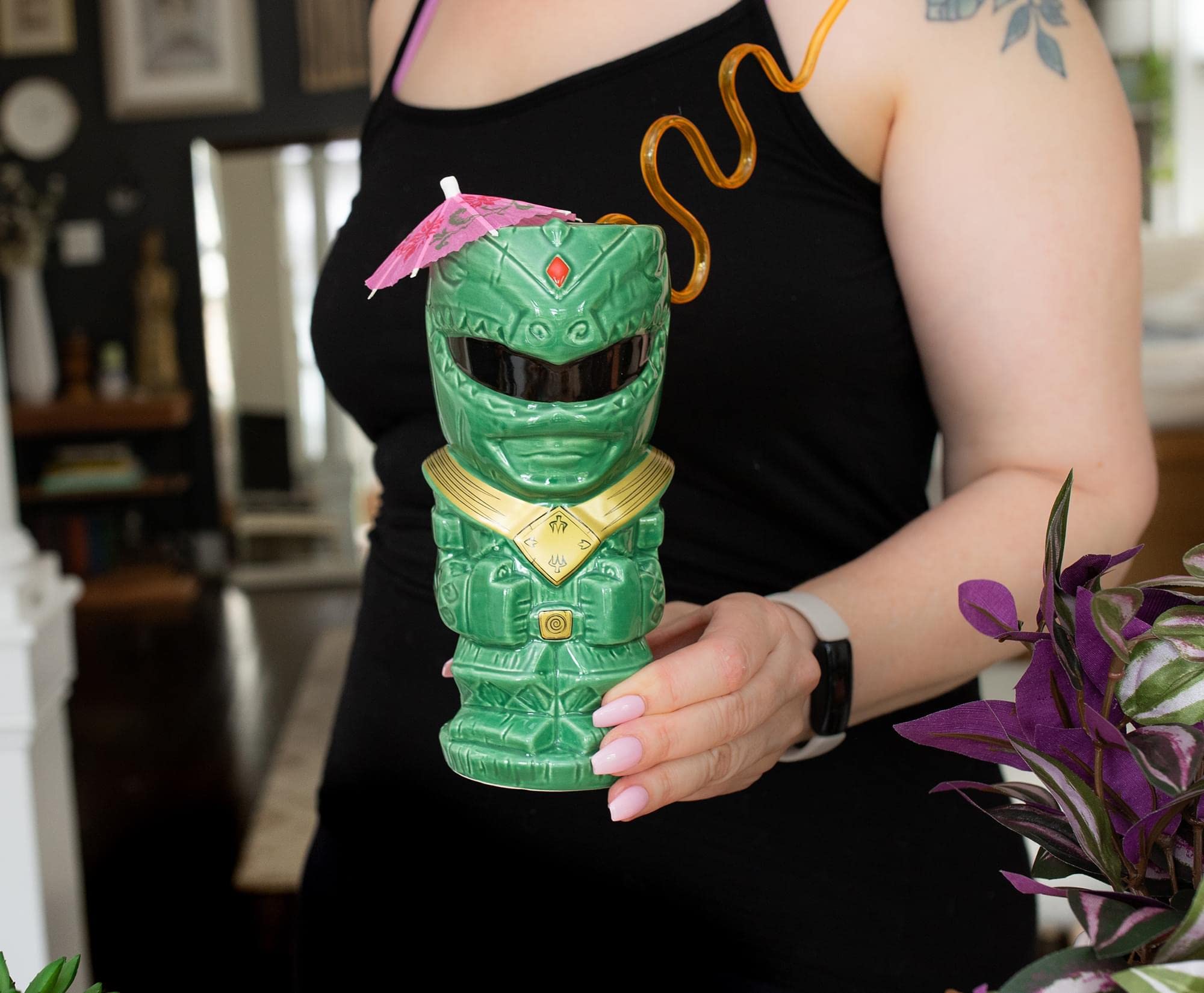 Geeki Tikis Ranger Verde con daga del dragón, ideal para fiestas temáticas.