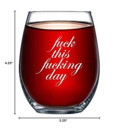 Gelid copa de vino sin tallo en mesa con amigos para conversación.