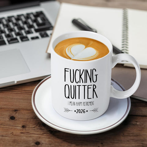 Inscripción humorística visible a un lado de la taza.