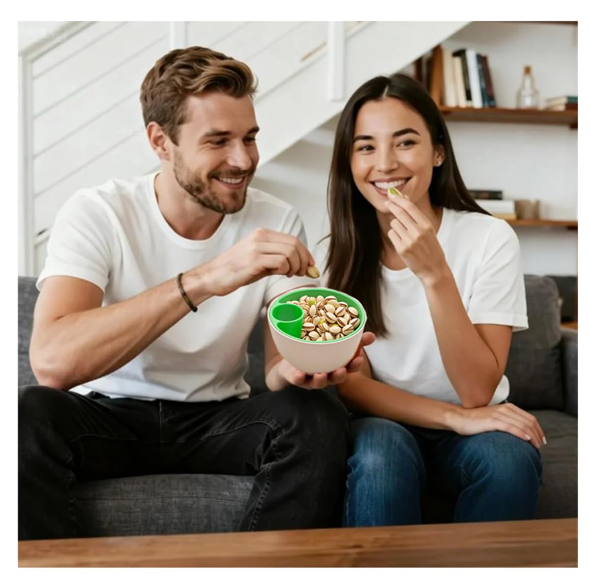 Generic contenedor cascara pistachos mantiene la mesa limpia durante la merienda.