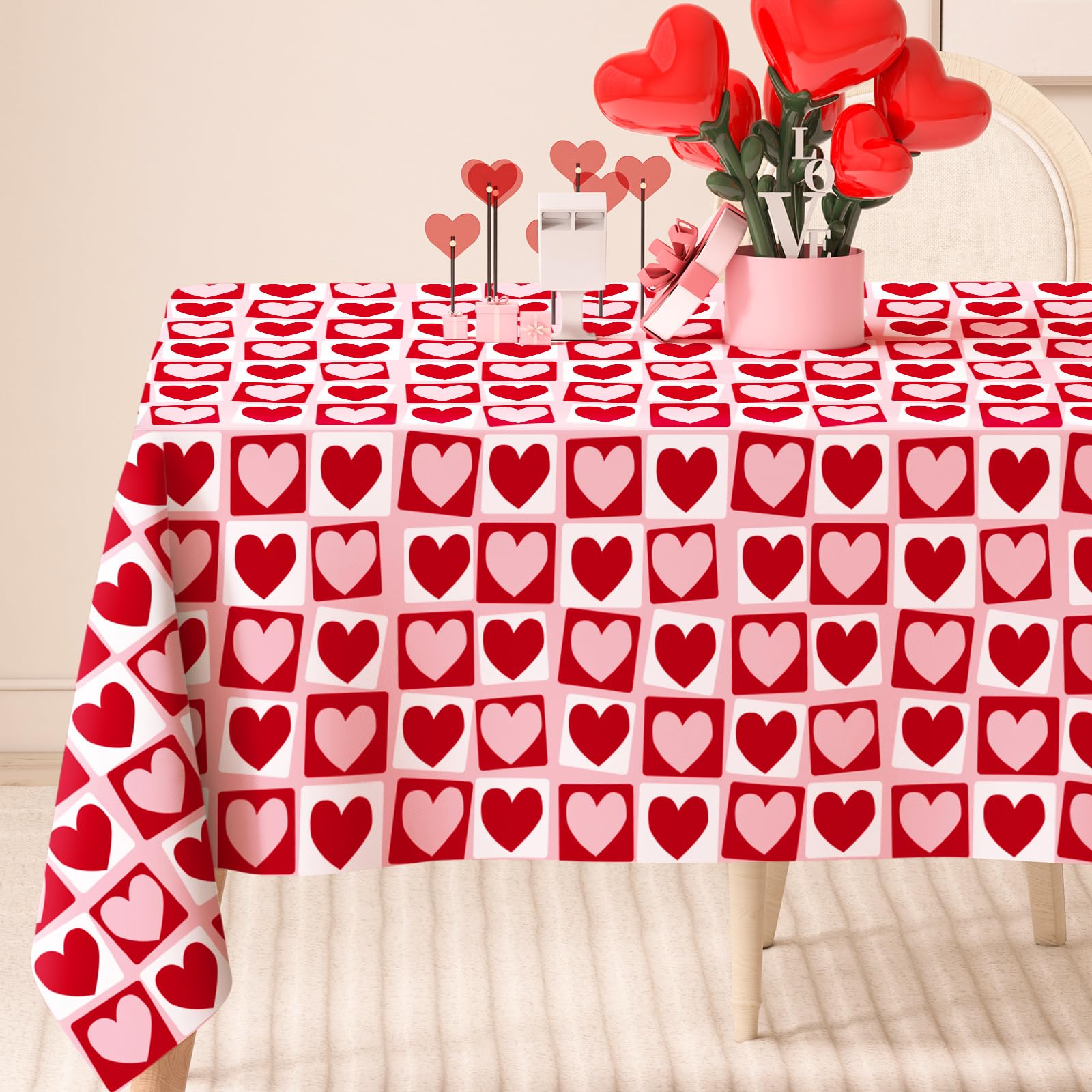 Mantel genérico Valentine con corazones rojos y rosas, ideal para cenas románticas.