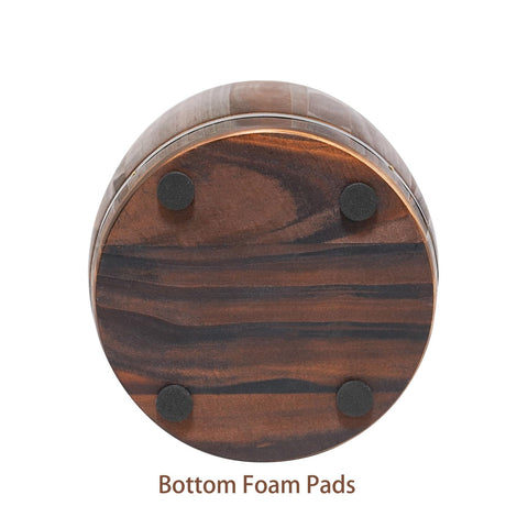 Generic Portautensilios madera estilo barril en mesa, añade calidez rústica.