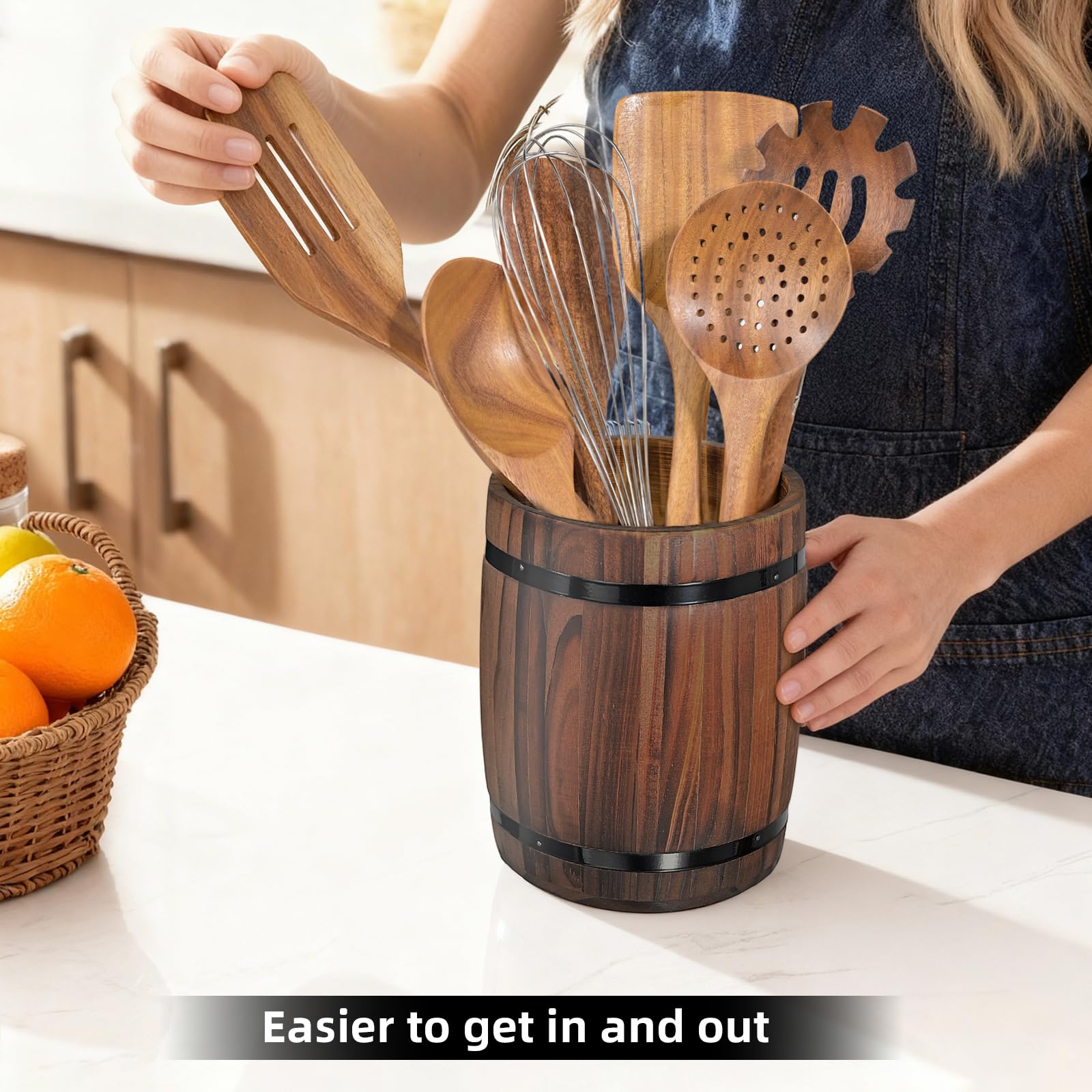 Generic Portautensilios madera estilo barril lateral, diseño decorativo y práctico en cocinas.