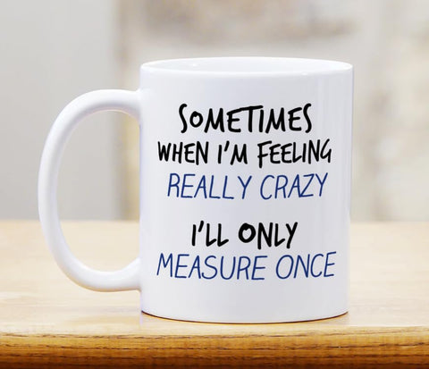 La taza Generic en mano, regalo práctico para carpintero.