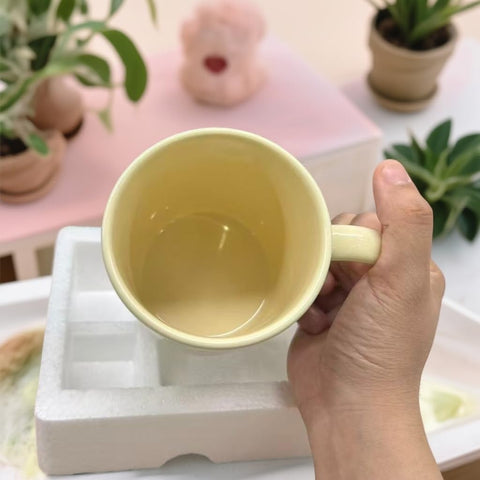 Taza Generic Caw-F con asa ergonomica, ofrece agarre cómodo durante horas.