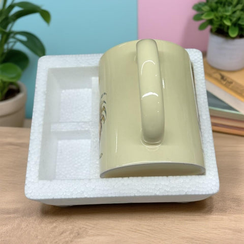 Uso diario con humor: la taza Generic Caw-F para café o té.