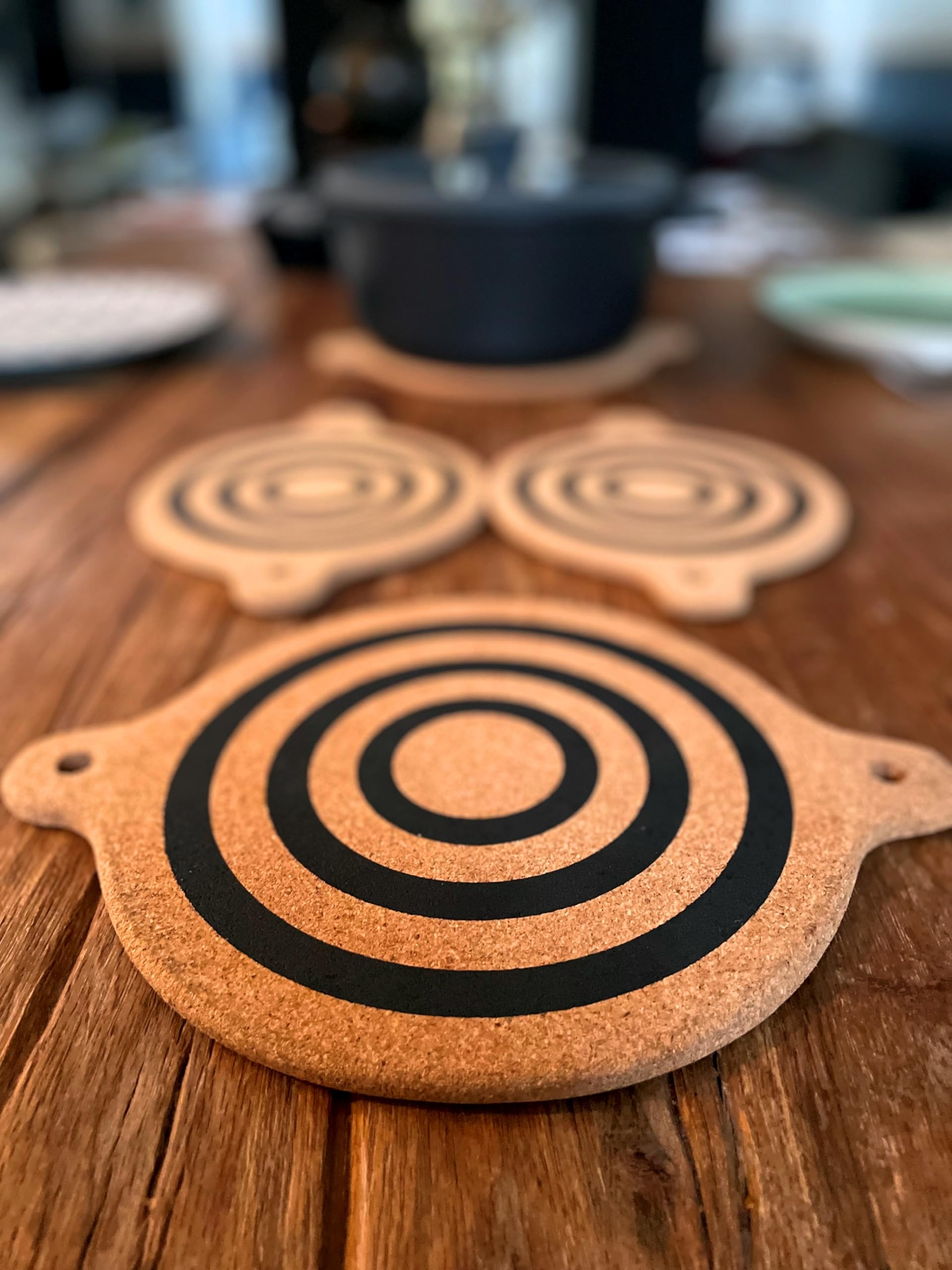 Genérico salvaplatos de corcho, uso práctico en mesa y cocina para servir platos.