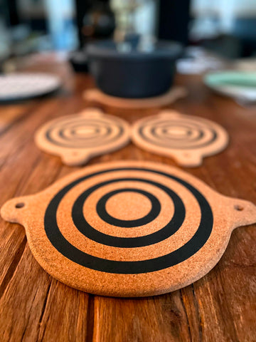 Genérico salvaplatos de corcho, uso práctico en mesa y cocina para servir platos.