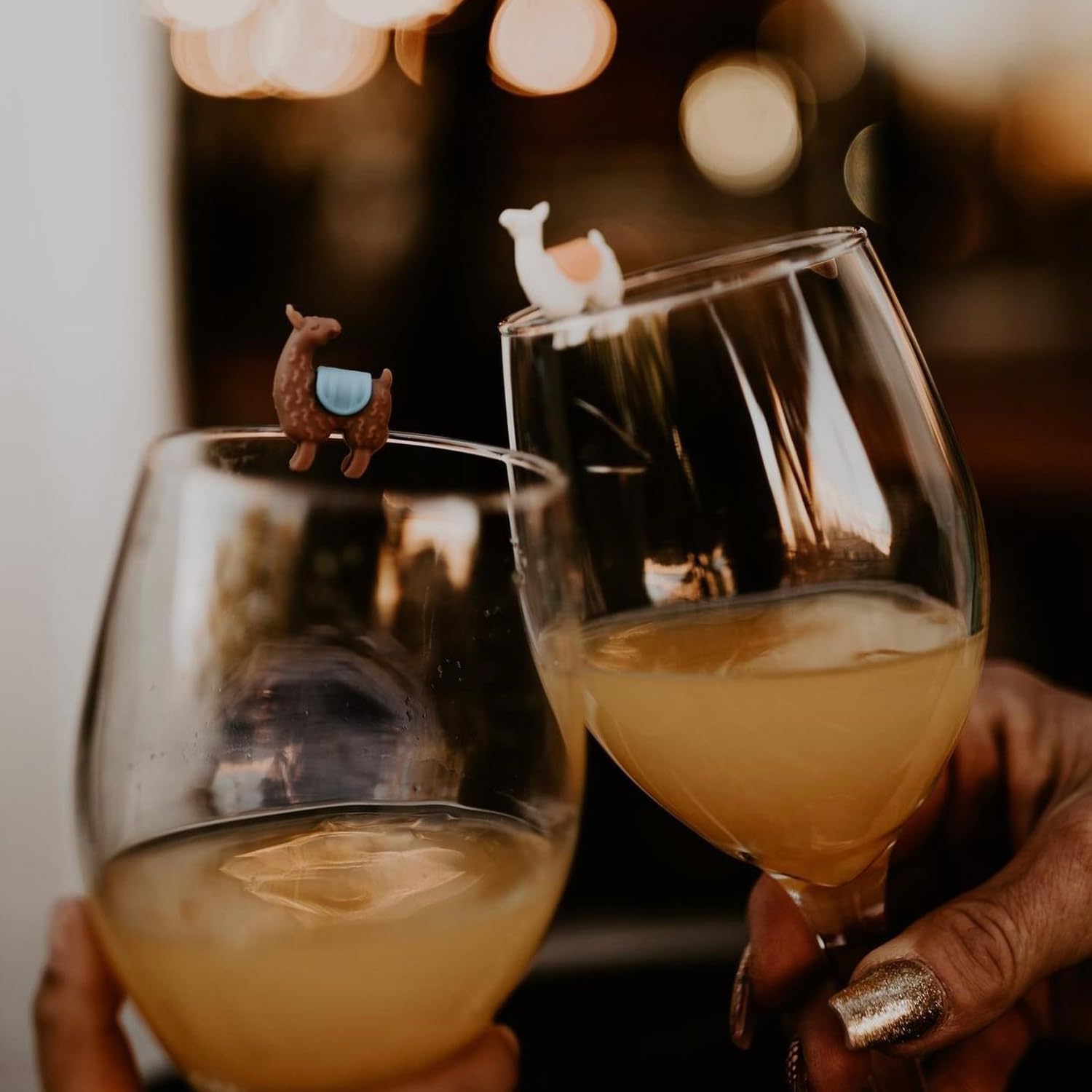 Marcadores Tiny Prancers Llama, usos versátiles en copas de vino y champán.