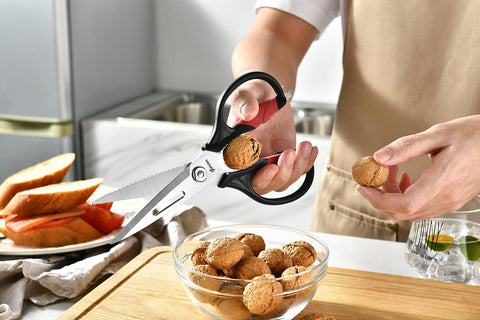Tijeras Gerior con mango ergonómico, agarre cómodo incluso con manos mojadas.