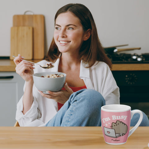 Dibujo rosa de Pusheen en la taza, ideal para estudio.