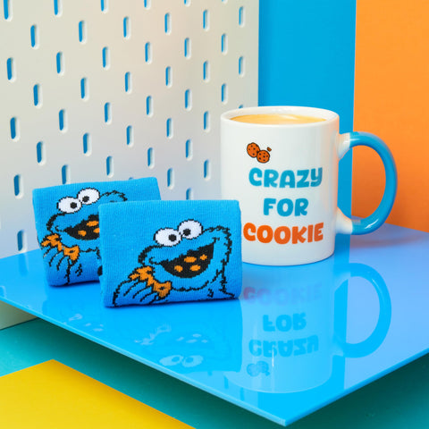 Taza en mesa de casa para desayunos coloridos.