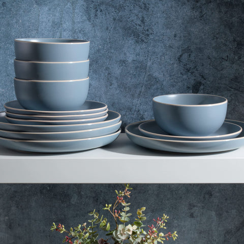 Gibson Home Rockaway, diseño coupe azul con borde cremoso para mesa moderna.
