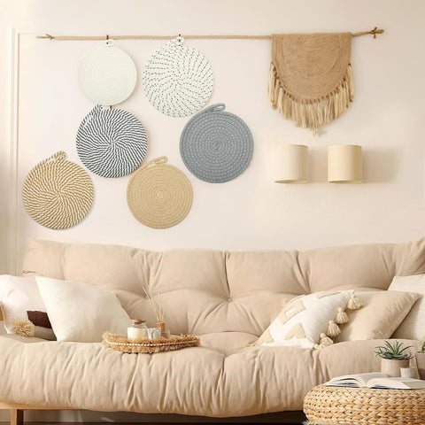 Escena de cocina rústica con productos Gardenia para ordenar y decorar.