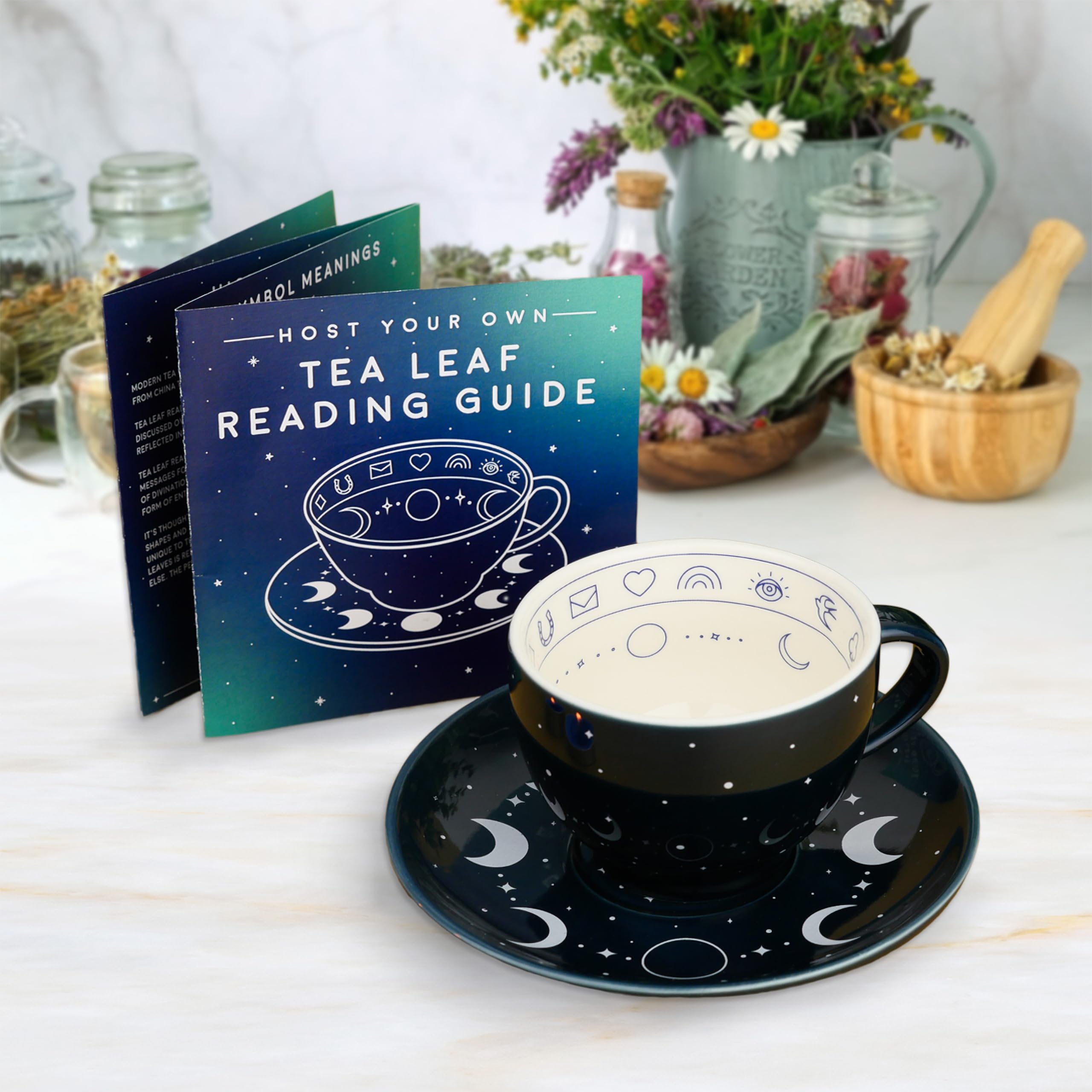 Conjunto de lectura de té en mesa acogedora para noches entre amigas.