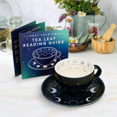 Conjunto de lectura de té en mesa acogedora para noches entre amigas.