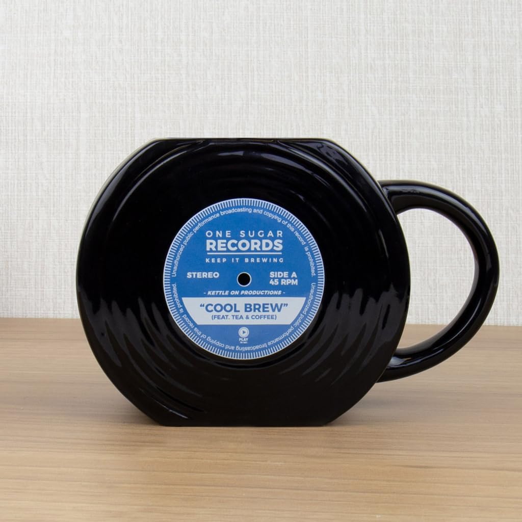 Taza vinilo negra Gift Republic, regalo perfecto para amantes de la música y el café.