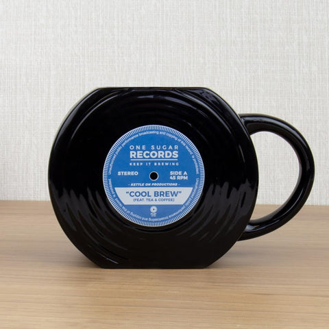 Taza vinilo negra Gift Republic, regalo perfecto para amantes de la música y el café.