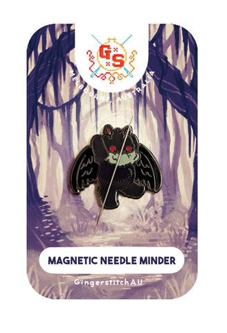 GingerStitchAU Mothman imán de aguja, vista frontal, para evitar pérdidas mientras trabajas.