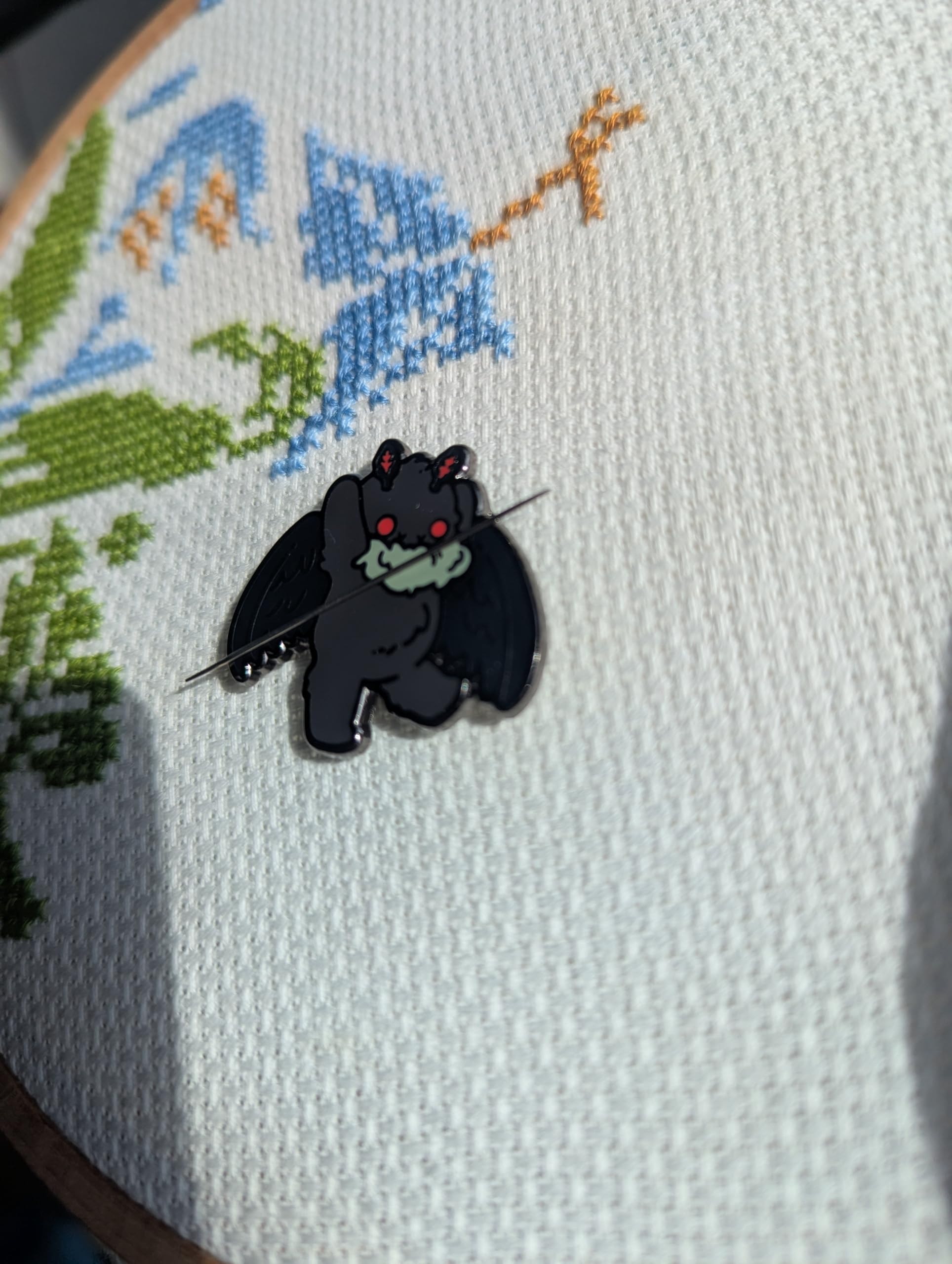 GingerStitchAU Mothman imán trasero, muestra seguridad en la tela durante pausas.
