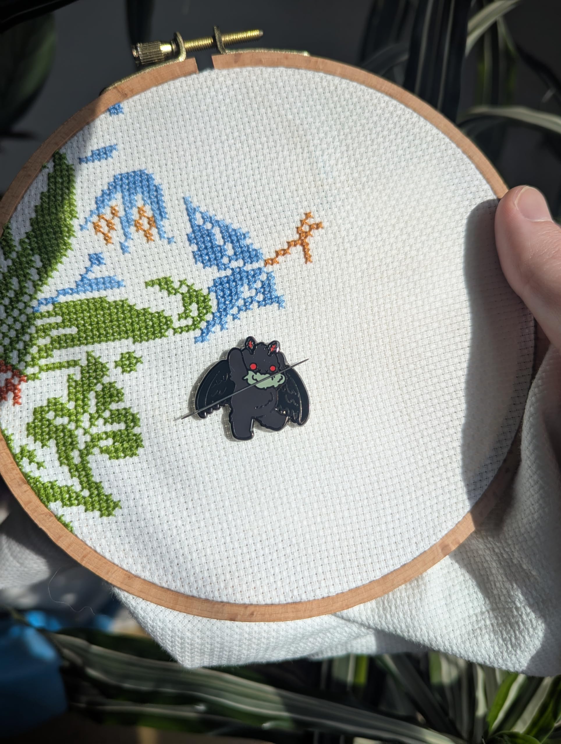 GingerStitchAU Mothman en uso en tela, mantiene la aguja segura y al alcance.